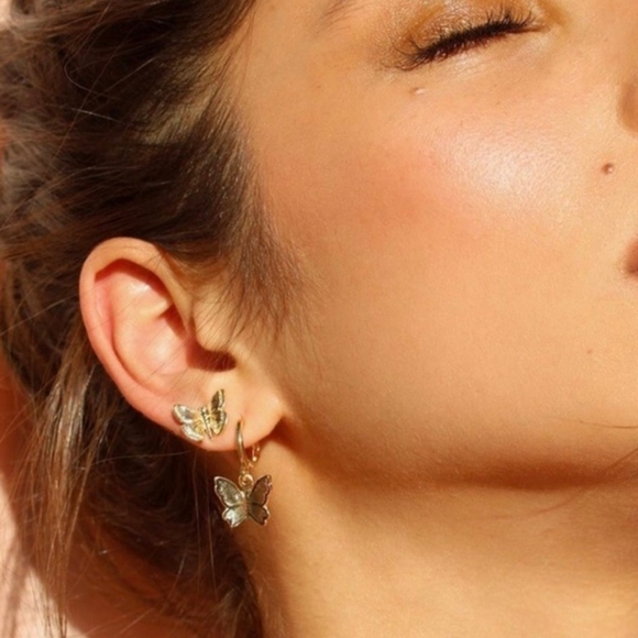 NEW Gold Tone Butterfly Pendant Earrings - Picture 2 of 5